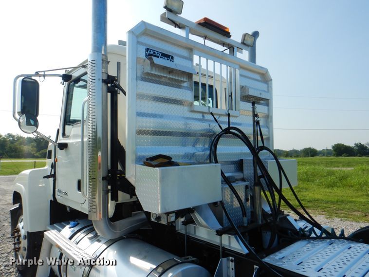 image for item HT9379 2013 Mack CHU613  semi truck