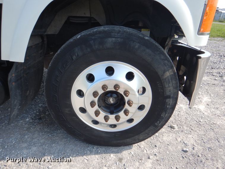 image for item HT9379 2013 Mack CHU613  semi truck