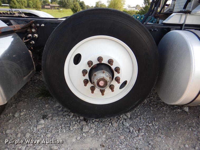 image for item HT9379 2013 Mack CHU613  semi truck