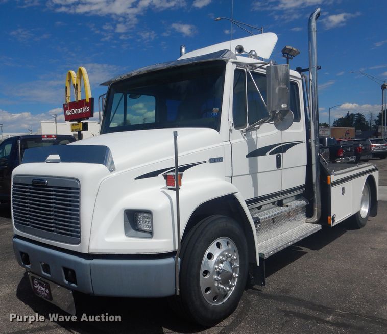 image for item HU9272 2001 Freightliner FL70  semi truck
