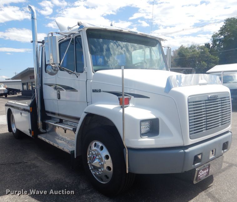 image for item HU9272 2001 Freightliner FL70  semi truck