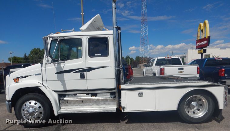 image for item HU9272 2001 Freightliner FL70  semi truck