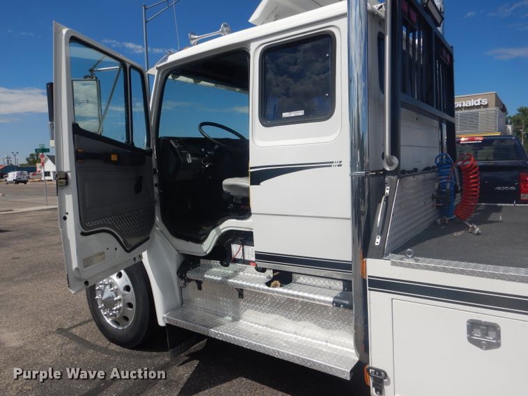 image for item HU9272 2001 Freightliner FL70  semi truck