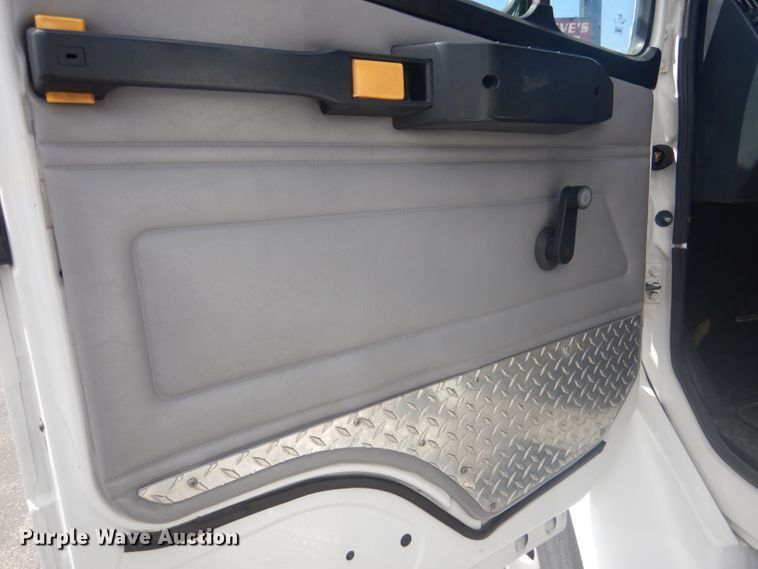 image for item HU9272 2001 Freightliner FL70  semi truck