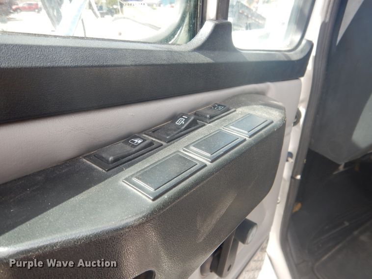 image for item HU9272 2001 Freightliner FL70  semi truck