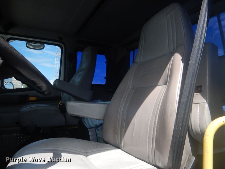 image for item HU9272 2001 Freightliner FL70  semi truck