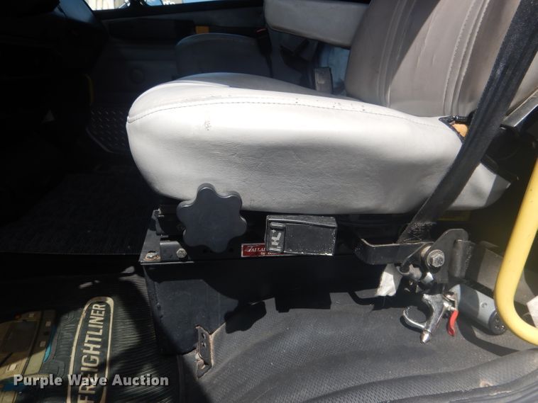 image for item HU9272 2001 Freightliner FL70  semi truck