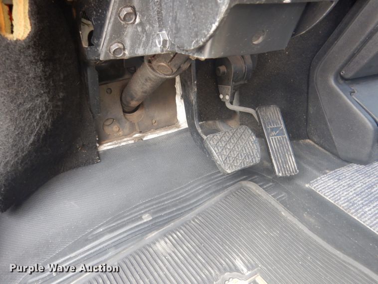 image for item HU9272 2001 Freightliner FL70  semi truck