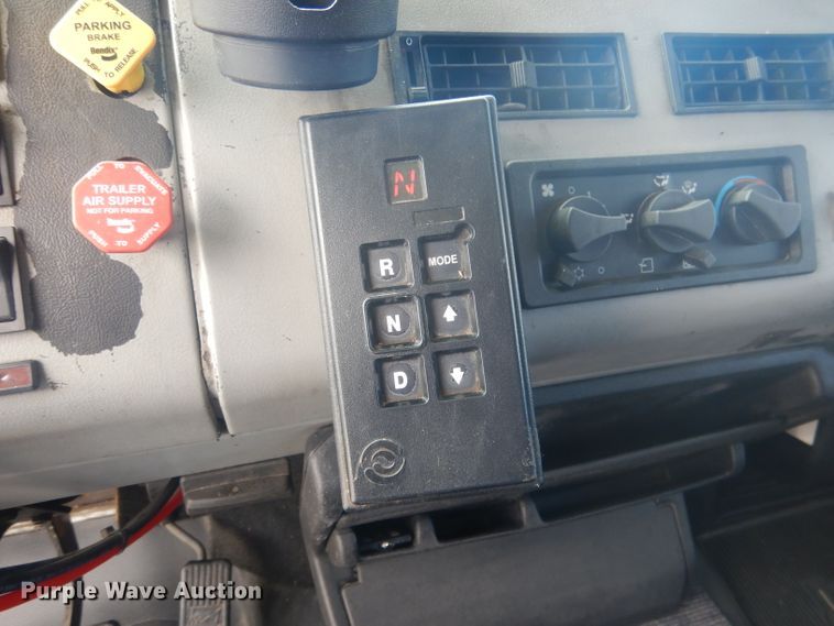 image for item HU9272 2001 Freightliner FL70  semi truck