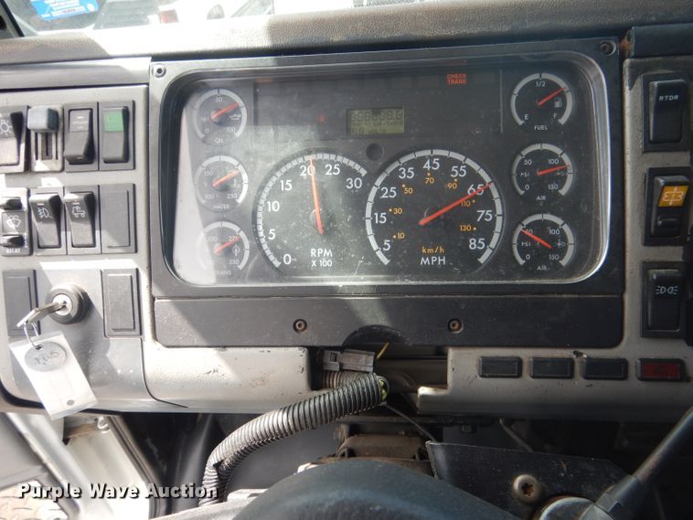 image for item HU9272 2001 Freightliner FL70  semi truck