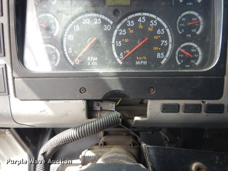 image for item HU9272 2001 Freightliner FL70  semi truck