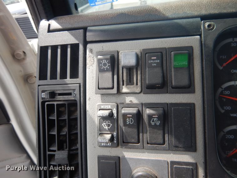 image for item HU9272 2001 Freightliner FL70  semi truck