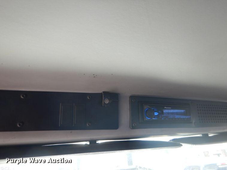 image for item HU9272 2001 Freightliner FL70  semi truck