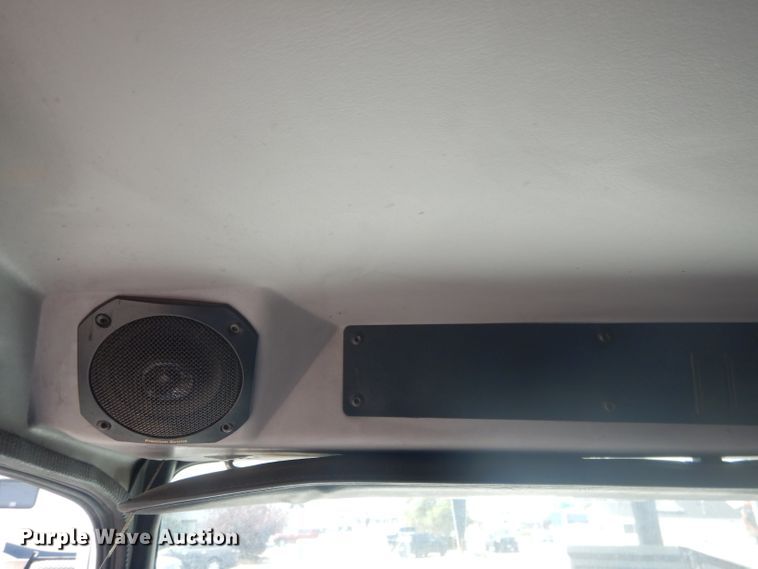 image for item HU9272 2001 Freightliner FL70  semi truck