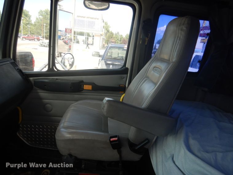 image for item HU9272 2001 Freightliner FL70  semi truck