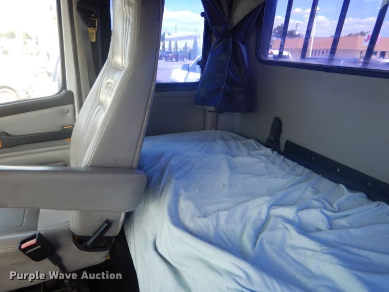 image for item HU9272 2001 Freightliner FL70  semi truck