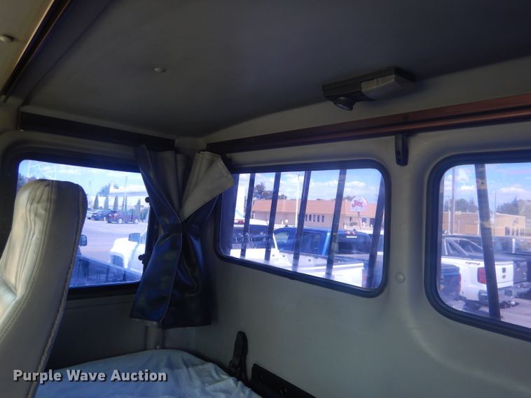 image for item HU9272 2001 Freightliner FL70  semi truck