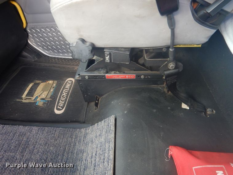 image for item HU9272 2001 Freightliner FL70  semi truck