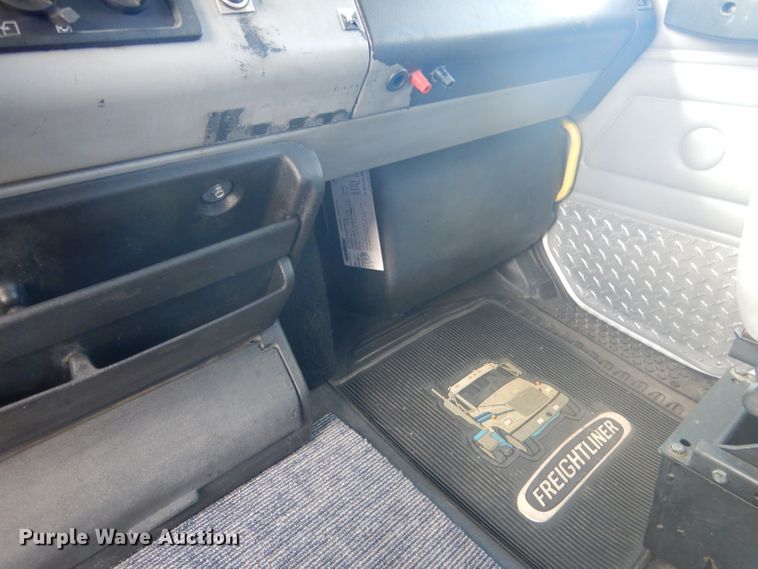 image for item HU9272 2001 Freightliner FL70  semi truck