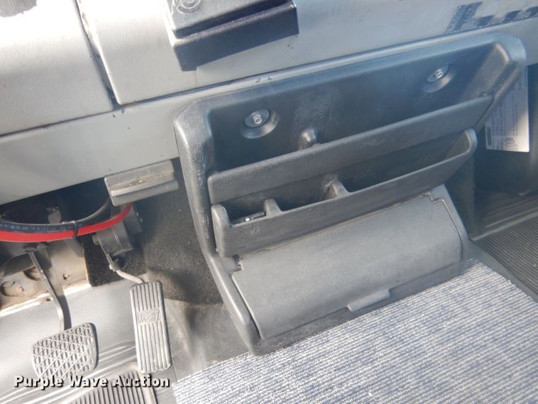 image for item HU9272 2001 Freightliner FL70  semi truck