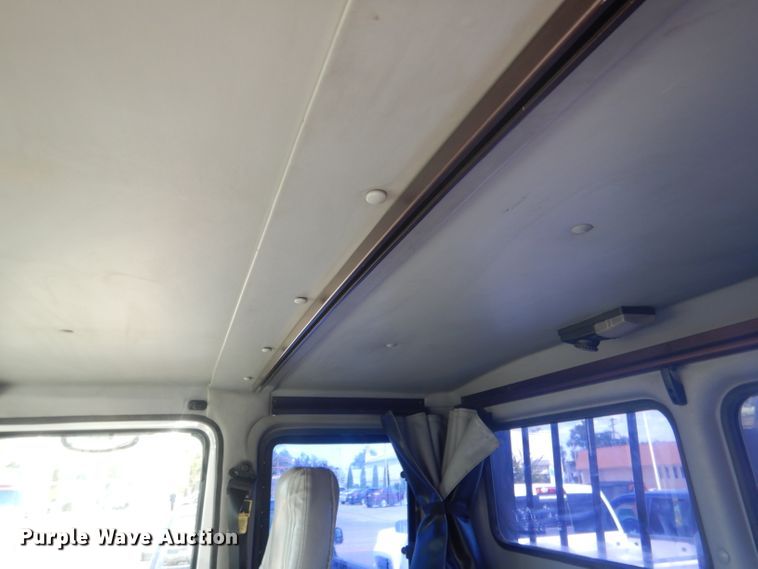 image for item HU9272 2001 Freightliner FL70  semi truck