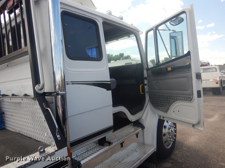 image for item HU9272 2001 Freightliner FL70  semi truck