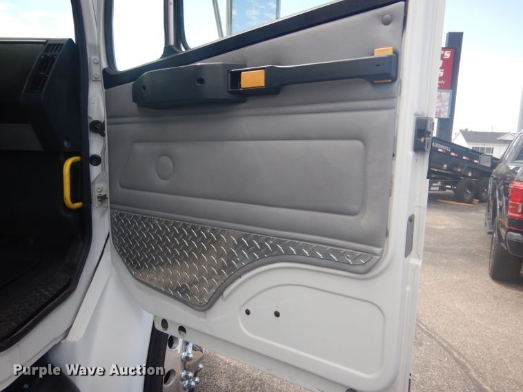 image for item HU9272 2001 Freightliner FL70  semi truck