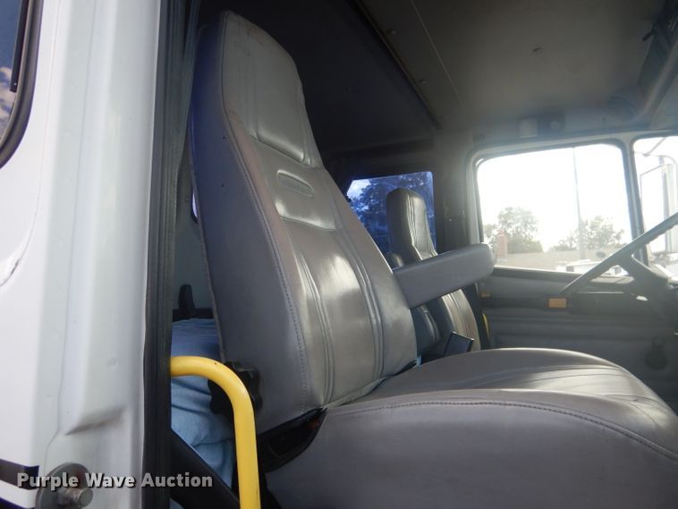 image for item HU9272 2001 Freightliner FL70  semi truck