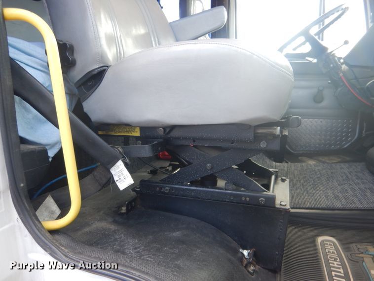 image for item HU9272 2001 Freightliner FL70  semi truck