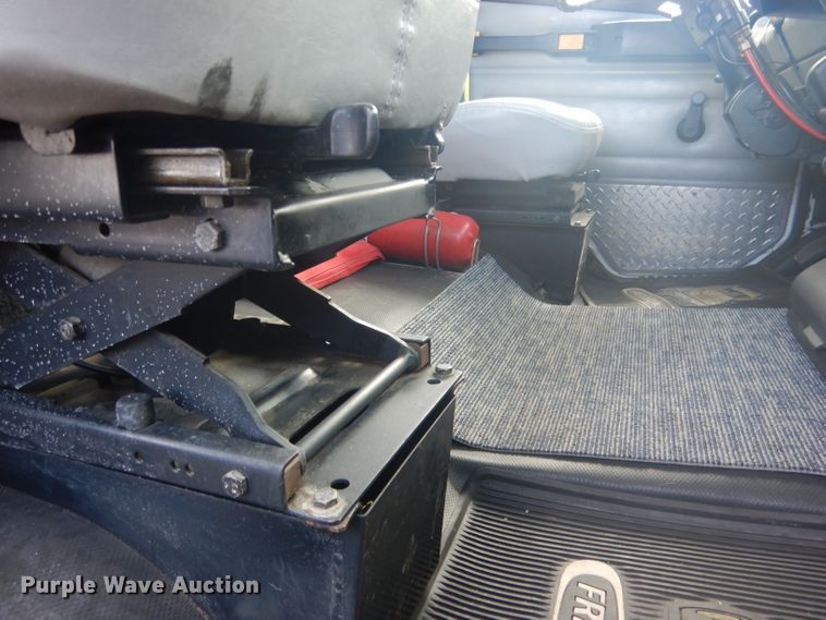 image for item HU9272 2001 Freightliner FL70  semi truck