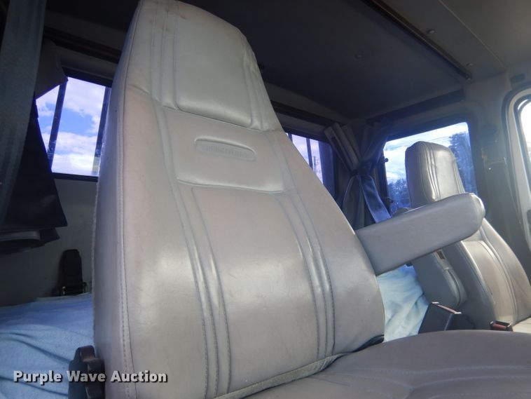 image for item HU9272 2001 Freightliner FL70  semi truck