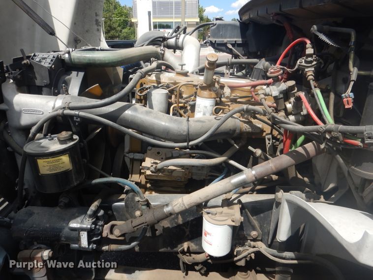 image for item HU9272 2001 Freightliner FL70  semi truck