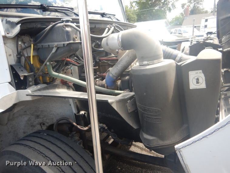 image for item HU9272 2001 Freightliner FL70  semi truck