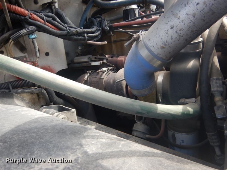 image for item HU9272 2001 Freightliner FL70  semi truck