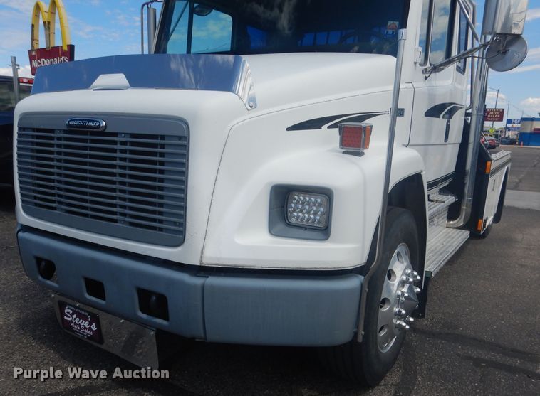image for item HU9272 2001 Freightliner FL70  semi truck