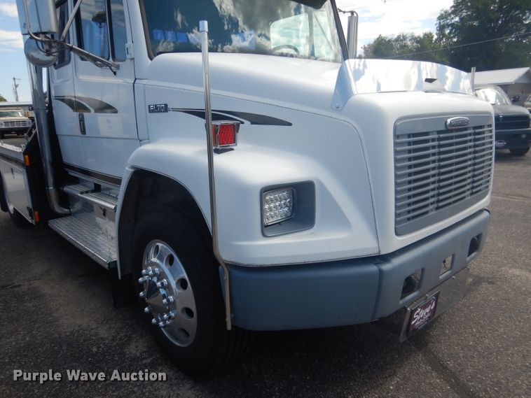image for item HU9272 2001 Freightliner FL70  semi truck