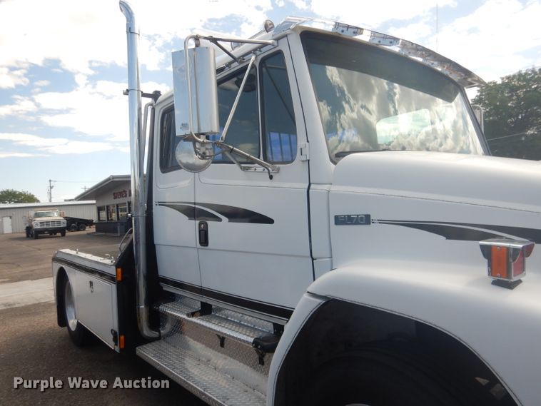 image for item HU9272 2001 Freightliner FL70  semi truck