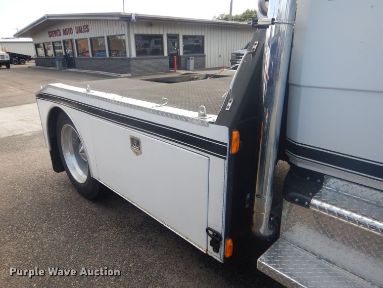 image for item HU9272 2001 Freightliner FL70  semi truck