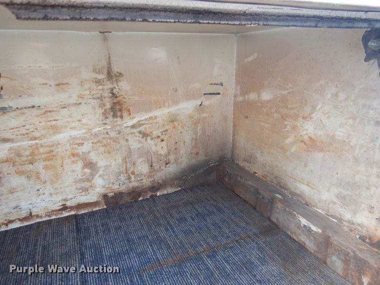 image for item HU9272 2001 Freightliner FL70  semi truck