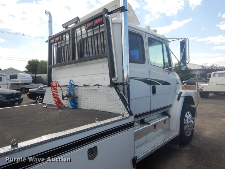 image for item HU9272 2001 Freightliner FL70  semi truck