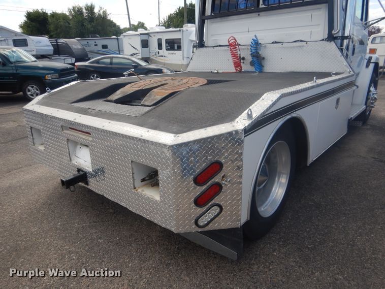 image for item HU9272 2001 Freightliner FL70  semi truck