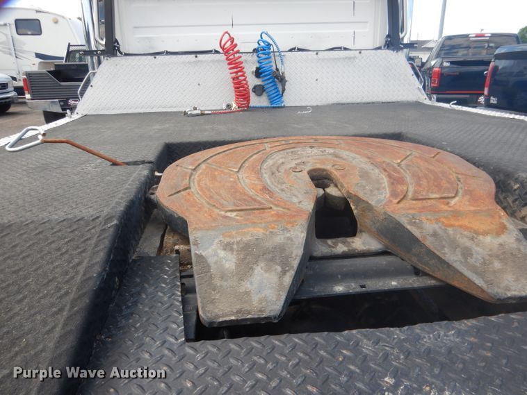 image for item HU9272 2001 Freightliner FL70  semi truck