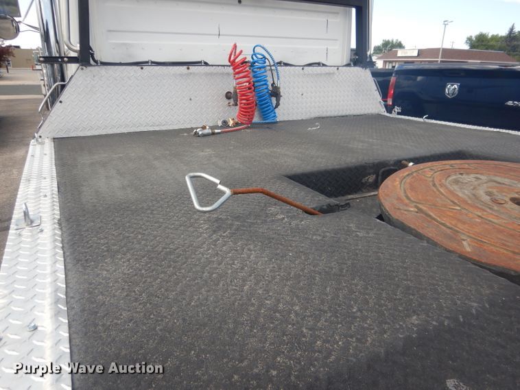 image for item HU9272 2001 Freightliner FL70  semi truck