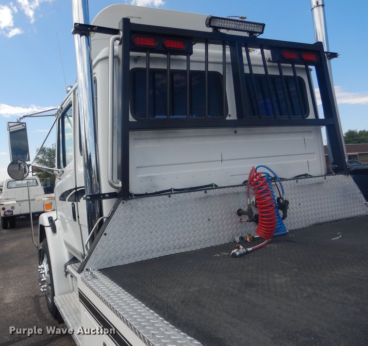 image for item HU9272 2001 Freightliner FL70  semi truck