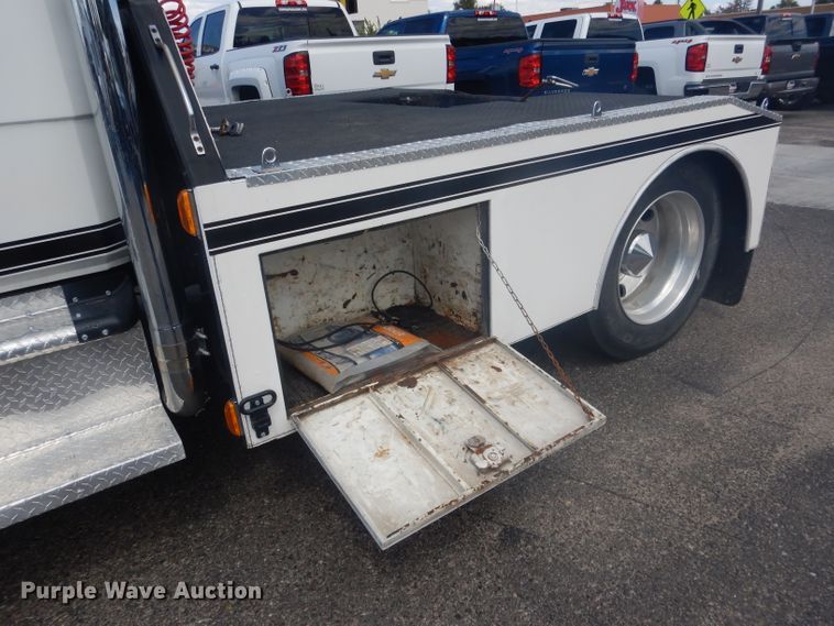 image for item HU9272 2001 Freightliner FL70  semi truck