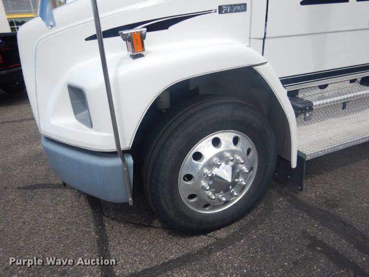 image for item HU9272 2001 Freightliner FL70  semi truck