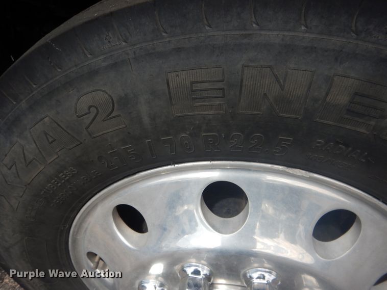 image for item HU9272 2001 Freightliner FL70  semi truck