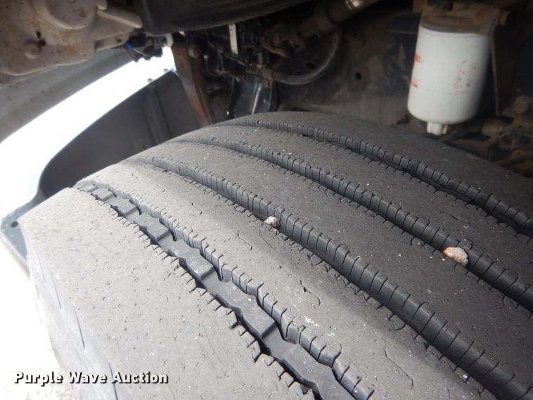 image for item HU9272 2001 Freightliner FL70  semi truck