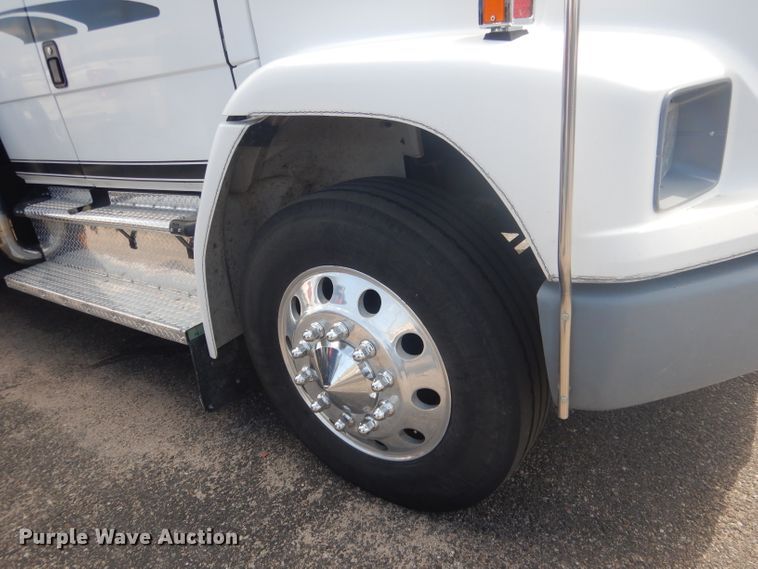 image for item HU9272 2001 Freightliner FL70  semi truck