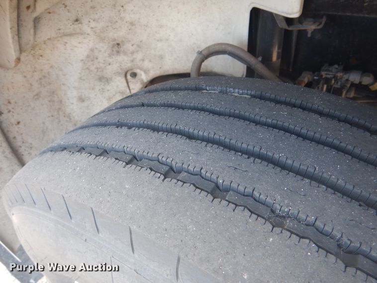 image for item HU9272 2001 Freightliner FL70  semi truck